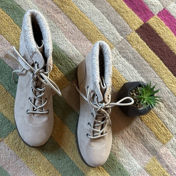 New Saint John’s Bay Yumma Sand Cream Lace Up Boots Memory Foam I Size 9.5 - Picture 5 of 11